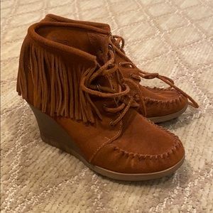 Minnetonka wedged fringe booties!